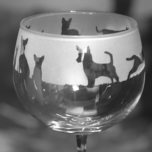 PORTUGUESE PODENGO GLASS 70cl Glass Gin Balloon with Portuguese Podengo Pequeno Frieze Design