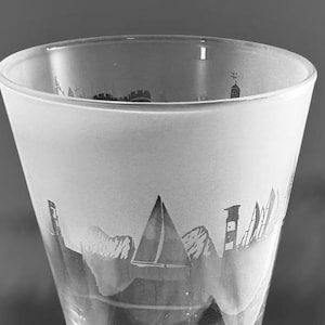 ISLE OF WIGHT Pint Glass | 57cl Conical Pint Glass with Isle of Wight Skyline Frieze Design | Isle of Wight Souvenir | Isle of Wight Momento