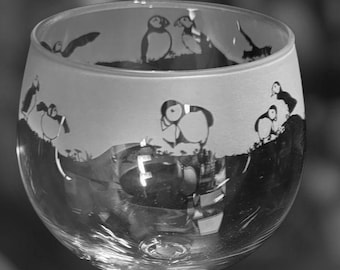 PUFFIN GIN GLASS |  70cl Glass Gin Balloon with engraved sea bird frieze design