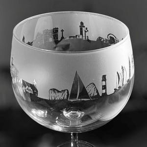 ISLE OF WIGHT Gin Glass | 70cl Glass Gin Balloon with Isle of Wight Skyline Frieze Design