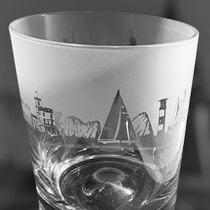 ISLE of WIGHT GLASS | 30cl Glass Whisky Tumbler with Isle of Wight Skyline Frieze Design