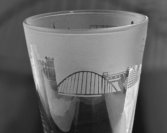 NEWCASTLE PINT GLASS | 57cl Conical Pint Glass with Newcastle Skyline Frieze Design