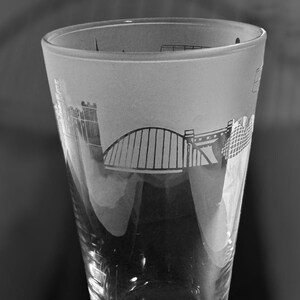 NEWCASTLE PINT GLASS | 57cl Conical Pint Glass with Newcastle Skyline Frieze Design