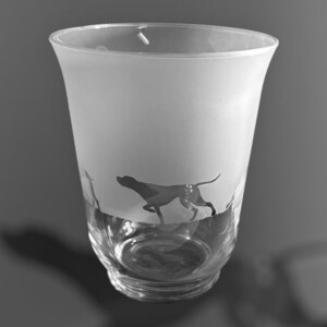Op de afbeelding: Een gematteerde glazen vaas met een gegraveerd silhouet van een hond aan de zijkant.