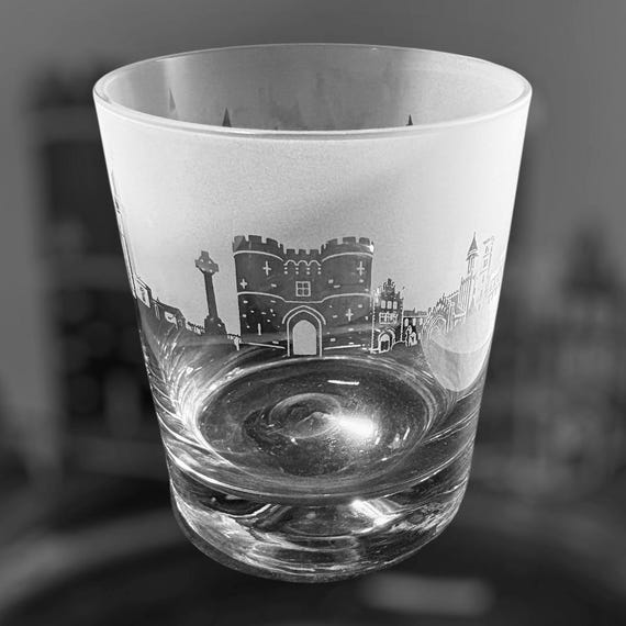 ISLE of WIGHT GLASS | ワイト島のスカイラインフリーズデザインが特徴