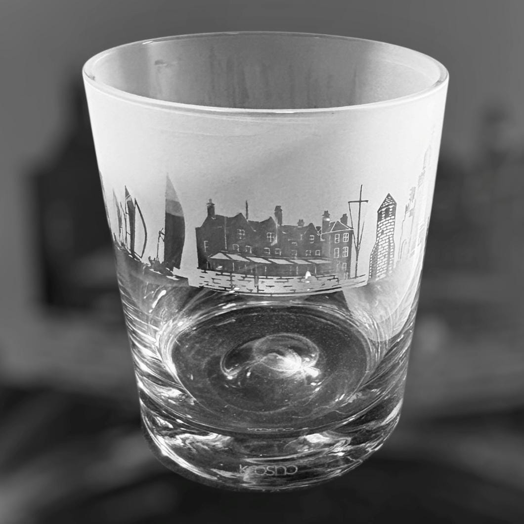 Isle of Wight Glass ガラス ISLE of WIGHT GLASS | ワイト島のスカイラインフリーズデザインが特徴