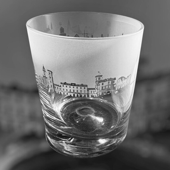 ISLE of WIGHT GLASS | ワイト島のスカイラインフリーズデザインが特徴