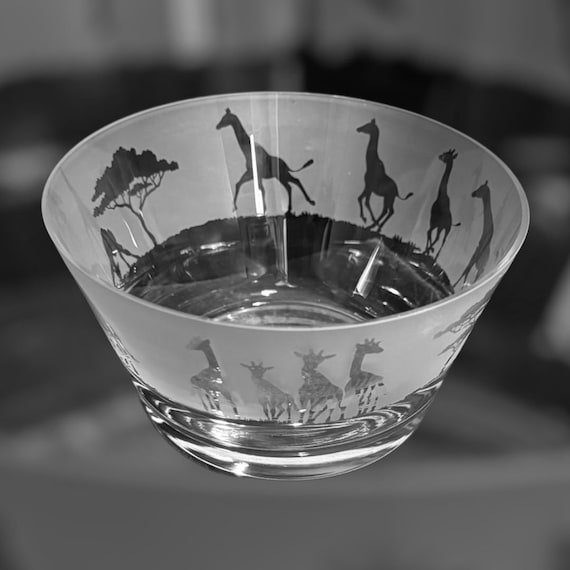 キリンクリスタルボウル | キリンのフリーズデザインが施された透明