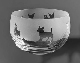 LANCASHIRE HEELER KOM | Kleine schaal van helder kristalglas met gegraveerde noten of knabbels, diameter 9,5 cm