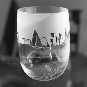 ISLE OF WIGHT Glass | 36cl Stemless Wine / Water Glass with Isle of Wight Skyline Frieze Design