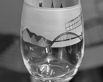 NEWCASTLE GLASS GIFT | 36cl Stemless Wine / Water Glass with Newcastle City Skyline Frieze Design