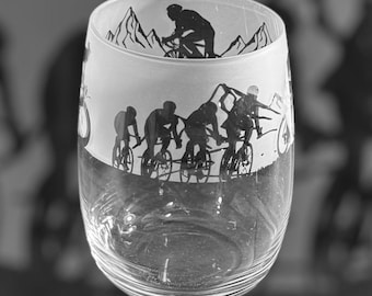 CYCLING FRIEZE-GLAS | 36cl stjälklöst vin-/vattenglas med cyklistfriesdesign | Perfekt present till cykelälskare