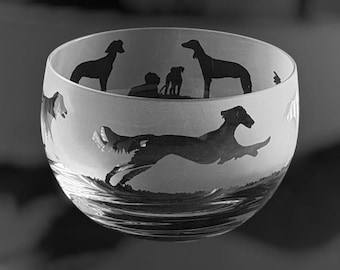 SALUKI KOM | Kleine schaal van helder kristalglas met gegraveerde noten of knabbels, diameter 9,5 cm