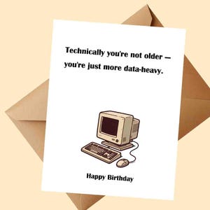 Op de afbeelding: Een witte wenskaart met een bruine envelop. De kaart toont een retro computer illustratie met de tekst "Technisch gezien ben je niet ouder - je bent gewoon meer data-zwaar." en "Gelukkige verjaardag."