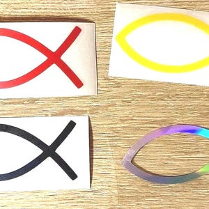 Könnte beinhalten: Vier verschiedene Versionen des christlichen Fischsymbols. Die Symbole sind rot, schwarz, gelb und schillernd.