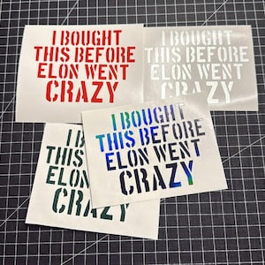 Könnte beinhalten: Drei weiße Vinyl-Aufkleber mit dem Text "Ich habe das gekauft, bevor Elon verrückt wurde" in roter, weißer und blauer Schrift.