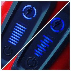 Könnte beinhalten: Nahaufnahme eines schwarzen Geräts mit einem blauen Einschaltknopf und einer blauen Batterieanzeige. Die Batterieanzeige zeigt eine volle Ladung an.