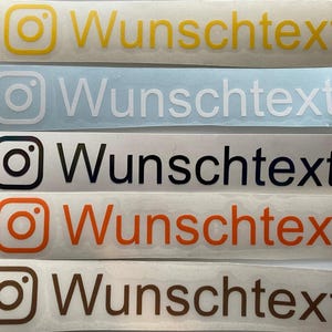 Op de afbeelding: Vijf stickers met een Instagram-logo en de tekst "Wunschtext" in verschillende kleuren: geel, wit, zwart, oranje en bruin.