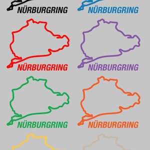 Könnte beinhalten: Acht farbige Umrisse der Rennstrecke Nürburgring, jeweils mit dem Wort "NÜRBURGRING" darunter. Die Farben sind Schwarz, Blau, Rot, Lila, Grün, Orange, Gelb und Beige, alles vor einem grauen Hintergrund.