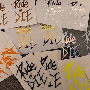 Könnte beinhalten: Eine Sammlung von Aufklebern mit dem Spruch "Ride or Die" in verschiedenen Farben und Schriftarten. Die Aufkleber befinden sich auf weißem Hintergrund und einige haben eine holografische Oberfläche.