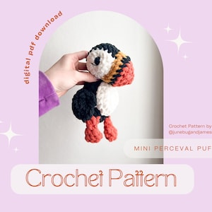 Puede incluir: Patrón de crochet para un mini juguete amigurumi Puffin Percival. El puffing es negro, blanco, naranja y amarillo. El patrón es de @junebugandjames.