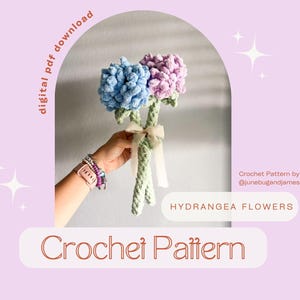 Könnte beinhalten: Ein Häkelmuster für Hortensienblüten. Das Bild zeigt einen Strauß handgefertigter Blumen in Blau- und Lilatönen, gebunden mit einem weißen Band. Der Text auf dem Bild lautet "Crochet Pattern" und "Hydrangea Flowers".