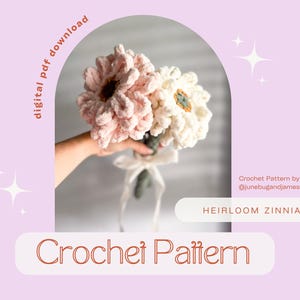 Puede incluir: Un patrón de crochet para un ramo de zinnias de herencia, con dos flores en rosa y blanco. El patrón está disponible para descargar en PDF digital. Patrón de crochet por @junebugandjames.