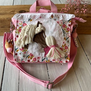 Kindergartentasche /Kindergartenrucksack/Tasche/Mädchen mit Pferd/Mädchen/bestickt/mit Namen