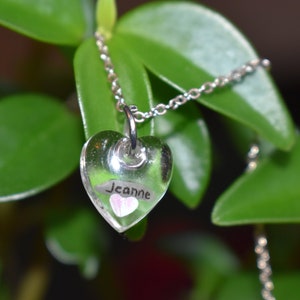 Dije de arroz con nombre personalizado sellado en llavero, collar, pulsera o colgante de resina con forma de corazón
