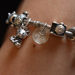 Dije de arroz con nombre personalizado sellado en un llavero, collar, pulsera o colgante de resina con forma de círculo