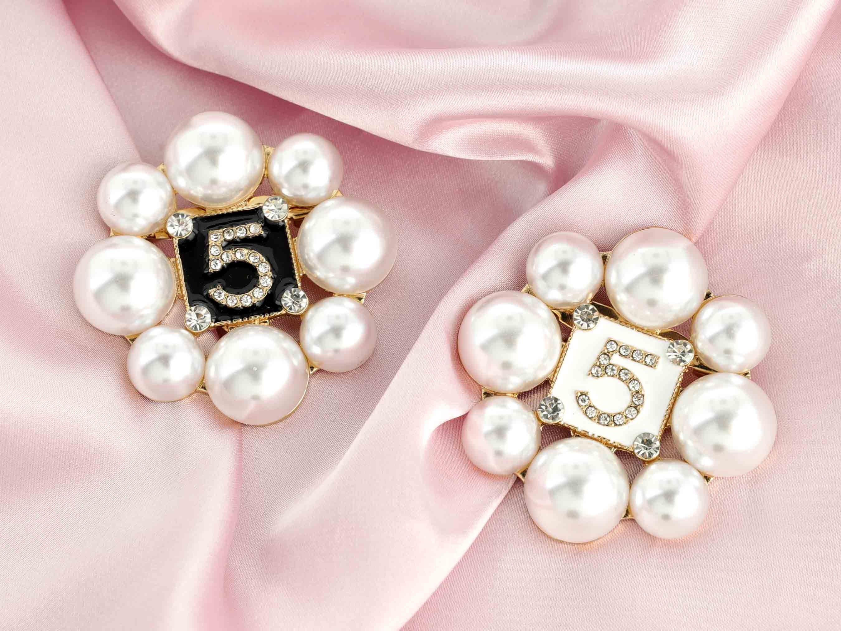 Find your best offer hereCHANEL Pearl CC Brooch Pin Gold 1275832