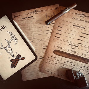 Puede incluir: Un diario de cuero marrón para cigarros con una ilustración de cráneo de ciervo y el texto "CIGAR JOURNAL". El diario tiene una página en blanco con dos cigarros dibujados en ella. Hay un cigarro marrón, un encendedor y una hoja de calificación de cigarros con el texto "CIGAR LABEL HERE" y "DESCRIPTION".