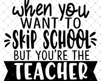 Può includere: Grafica in bianco e nero con la scritta "when you want to skip school but you're the teacher". Il testo è in un carattere audace e giocoso, con elementi decorativi. Lo sfondo è bianco con un motivo sottile.