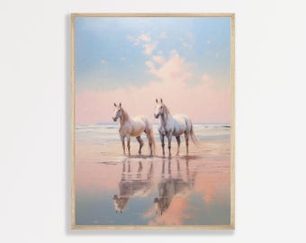 Può includere: Una stampa artistica da parete incorniciata che raffigura due cavalli bianchi su una spiaggia bagnata e riflettente al tramonto. Il cielo è un delicato gradiente di blu pallido e rosa pastello, con i cavalli riflessi sulla sabbia umida.