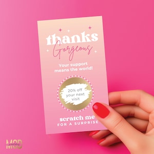 Peut inclure: Une carte dégradée rose et pêche avec les mots "thanks Gorgeous" en écriture blanche. La carte comprend le texte "Your support means the world!" et une zone à gratter indiquant "20% off your next visit".