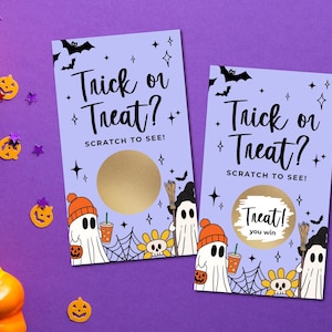 Może przedstawiać: Dwie zdrapki o tematyce Halloween na jasnofioletowym tle. Karty zawierają tekst "Trick or Treat?" i "Scratch to See!". Jedna karta ma złoty obszar do zdrapywania, druga ujawnia "Treat! you win". Obecne są również nietoperze, gwiazdy i ilustracje duchów.
