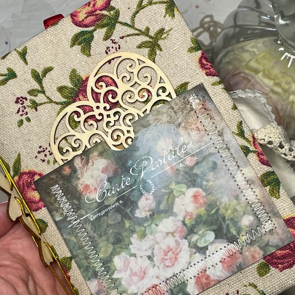 Junk journal « Flowers  » avec une couverture tissu. À l’intérieur quelques pages d’aquarelle, des dentelles,…