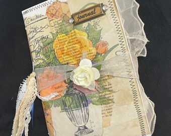 Junk Journal « parfum de roses » Couverture collage et dentelle.