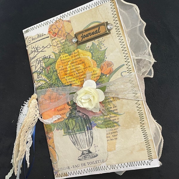 Junk Journal « parfum de roses » Couverture collage et dentelle.