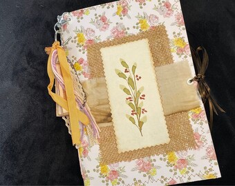 Junk journal « Les roses jaunes, yellow roses  ». Un petit junk avec une signature pour débuter un journal.