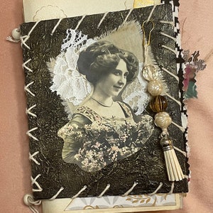 Copertina del Junk Journal “a sweet lady” in tecnica mista e cucita a mano, dorata con patina.