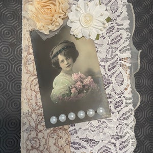 Junk Journal « vintage Lady » couverture en tissu et dentelle. Vieille carte postale