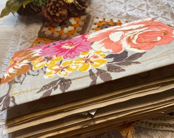 Junk Journal “The fall is coming”, autumn has arrived. Pretty autumnal junk fabric cover with a granny square pocket.