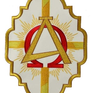 Op de afbeelding: Een witte geborduurde patch met een gouden rand. De patch heeft een gouden driehoek met een rood omega-symbool erin. De driehoek is omgeven door een gouden cirkel met een rood alfa-symbool erin. De patch heeft ook een gouden kruis met een geel centrum.