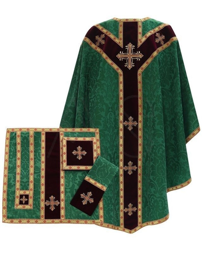 Puede incluir: Un conjunto de vestimentas lit&uacute;rgicas verde y burdeos con bordados dorados. El conjunto incluye una casulla, una estola y una bolsa. La casulla tiene una gran cruz en la espalda y cruces m&aacute;s peque&ntilde;as en la parte delantera y los lados. La estola y la bolsa tienen cruces m&aacute;s peque&ntilde;as.