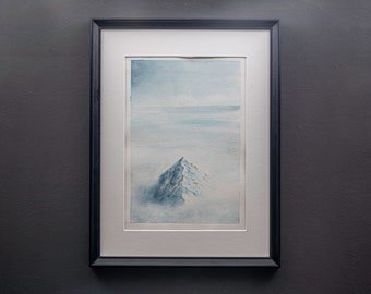 Serene Mountain Peak 2. (Reduzierter Preis wegen Lackfehler!) 22.9x30.5 cm - Original Aquarell Malerei, Blauer Nebel Alpine Wandkunst