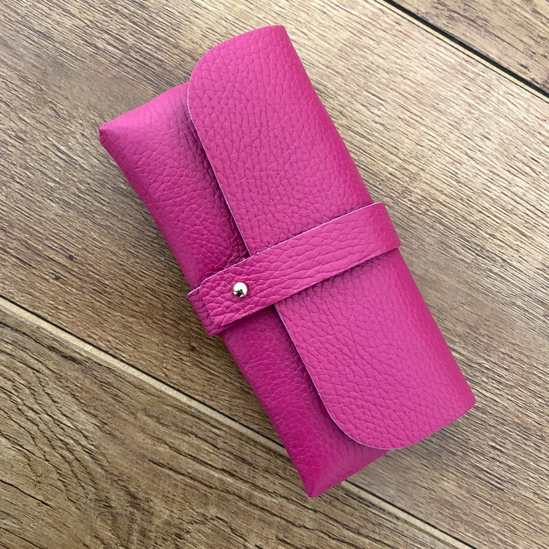 Lederetui für Lesebrillen & Sonnenbrillen, Minimalistische Brillenhülle für Damen. Fuchsia