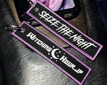 Llavero "Seize The Night" Jet Tag para coche, llavero JDM morado, accesorio para coche nocturno, estilo gótico oscuro, regalo personalizado, diseño único y moderno.