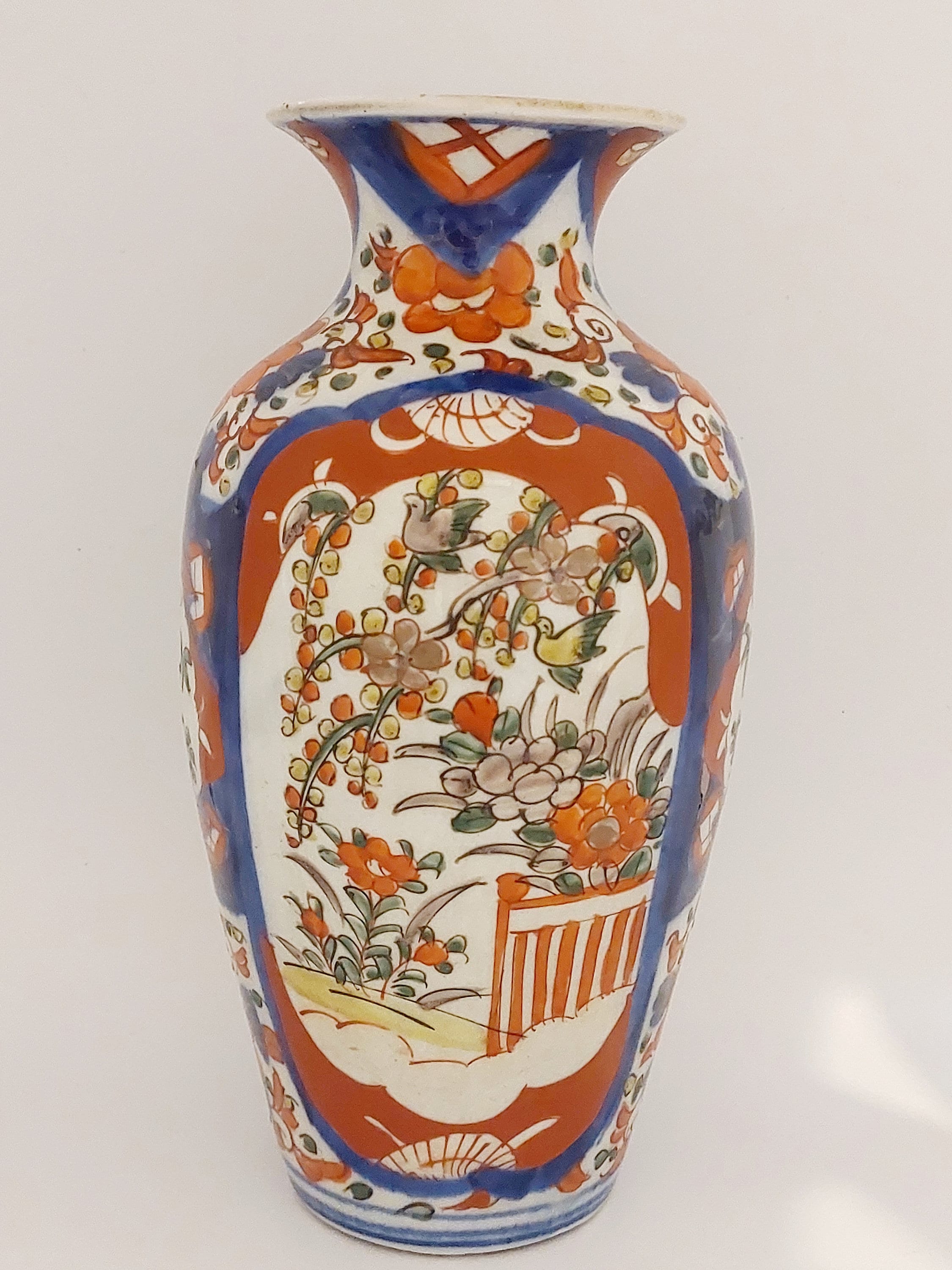 Beautiful Hand Painted Imari Vase Japanese Antique 19th Century.