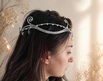 Tiara élfica plateada – Diadema envuelta en alambre con perlas, tocado nupcial de estilo bosque.